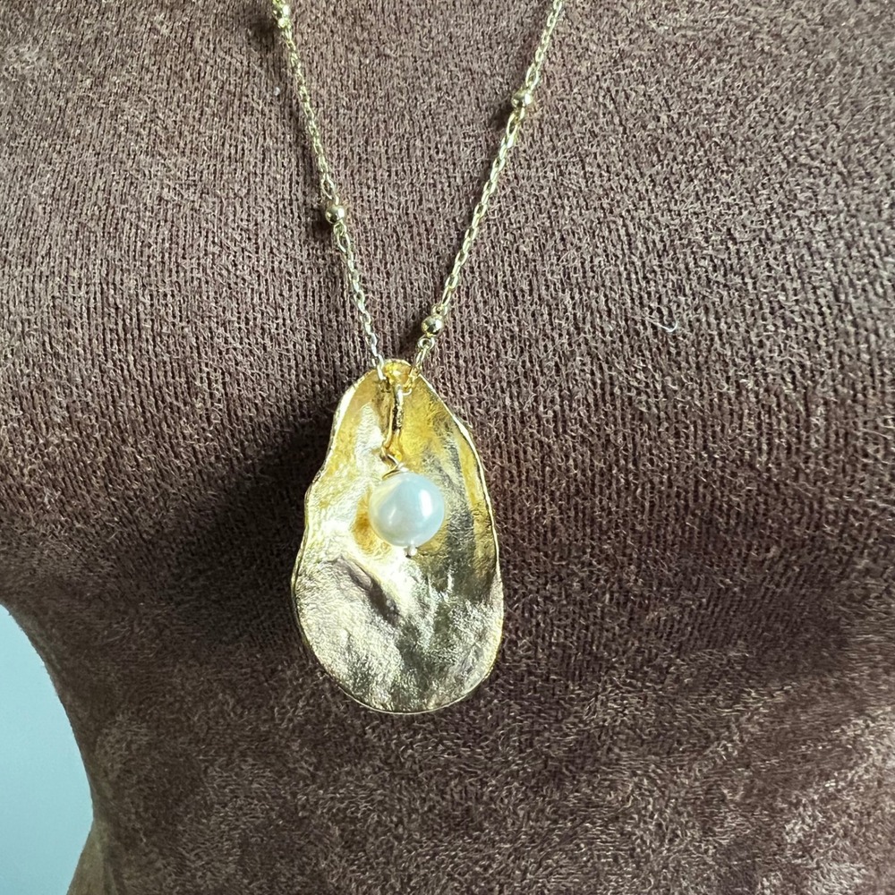 Gold Oyster Shell Pearl Pendant Long Chain Necklace 26 Inch Coastal Grandmother - Picture 2 of 4